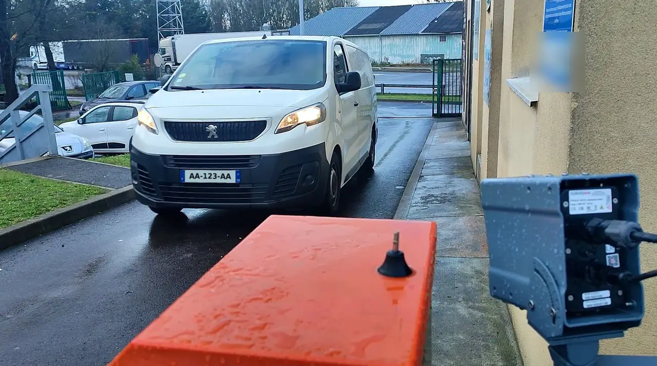 Caméra de lecture automatisée des plaques (LAPI) à l'entrée d'une déchèterie, avec un véhicule se présentant au contrôle d'accès